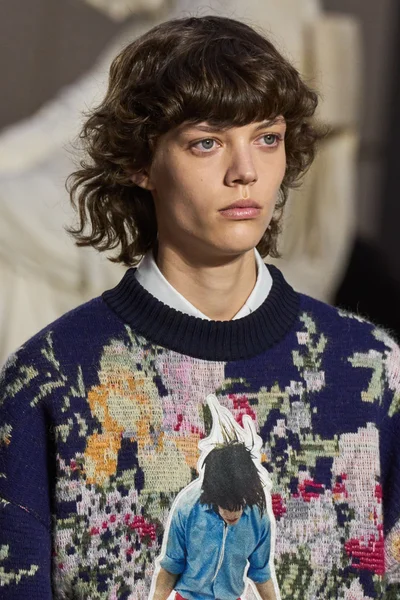Look 100